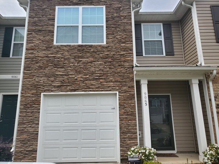 Primary Photo - 2 Bedroom, 2.5 Baths Townhome located in C...