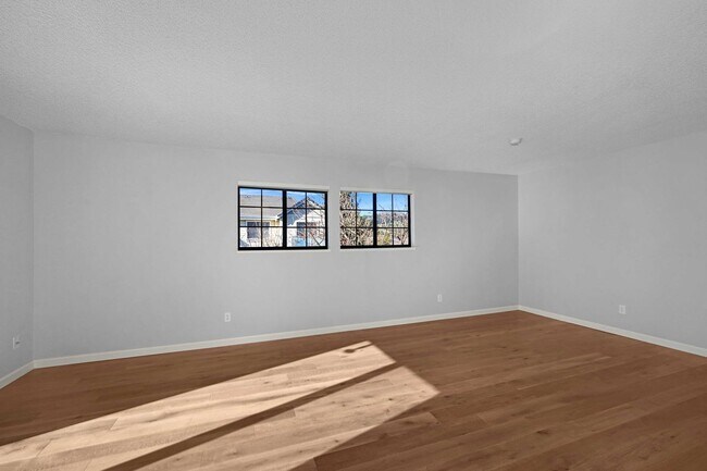 Foto del edificio - Update and Move-In Ready, 2BD/2BA, End-Unit Upper-Level Condo in Fostoria Terrace- DANVILLE