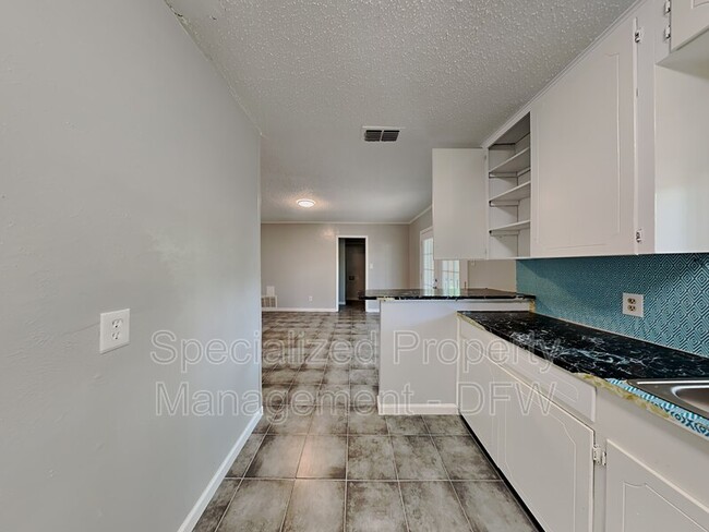 Building Photo - 877 Betty Dr