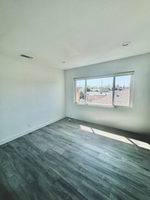 Building Photo - 608 W Hillcrest Blvd
