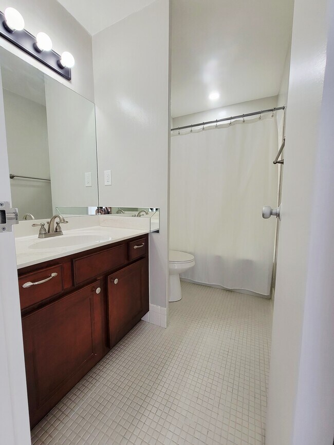 Baño 1 - 1100 Erie Ave