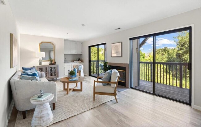 Building Photo - Beautiful 2Bd/2Ba Townhouse in Gated Commu...