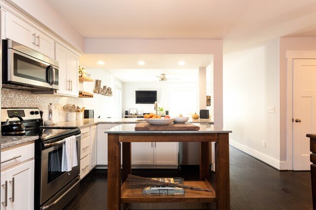Building Photo - Charming 3 Bed, 2.5 Bath Home in Nashville...