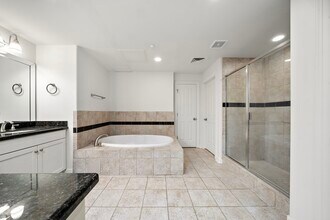 Building Photo - 914 Main St