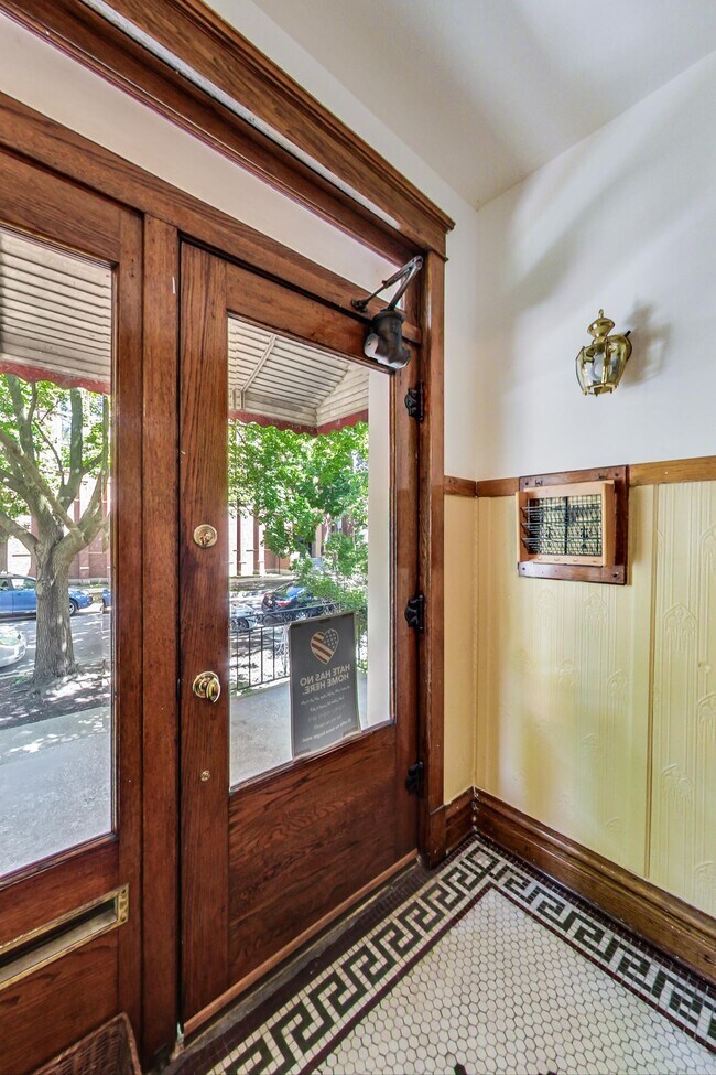 Foyer - 4610 N Saint Louis Ave