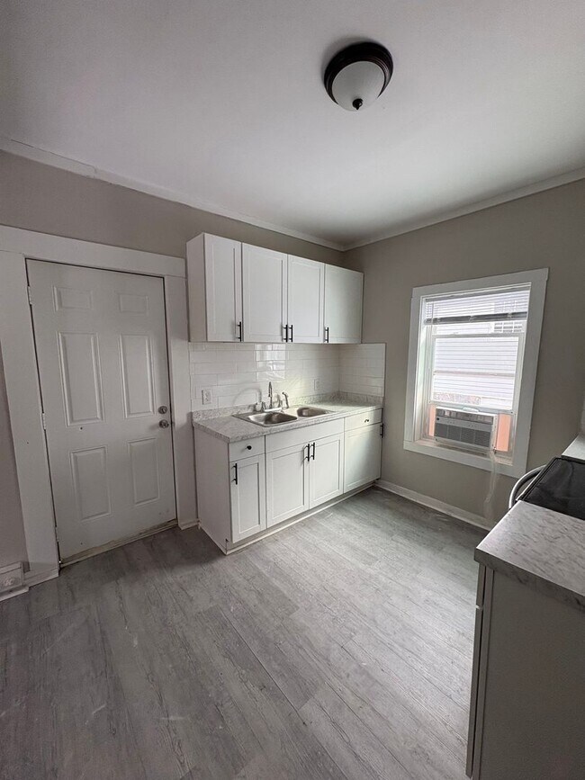 Foto del edificio - $875, 1bd/1ba + bonus room - High Point!