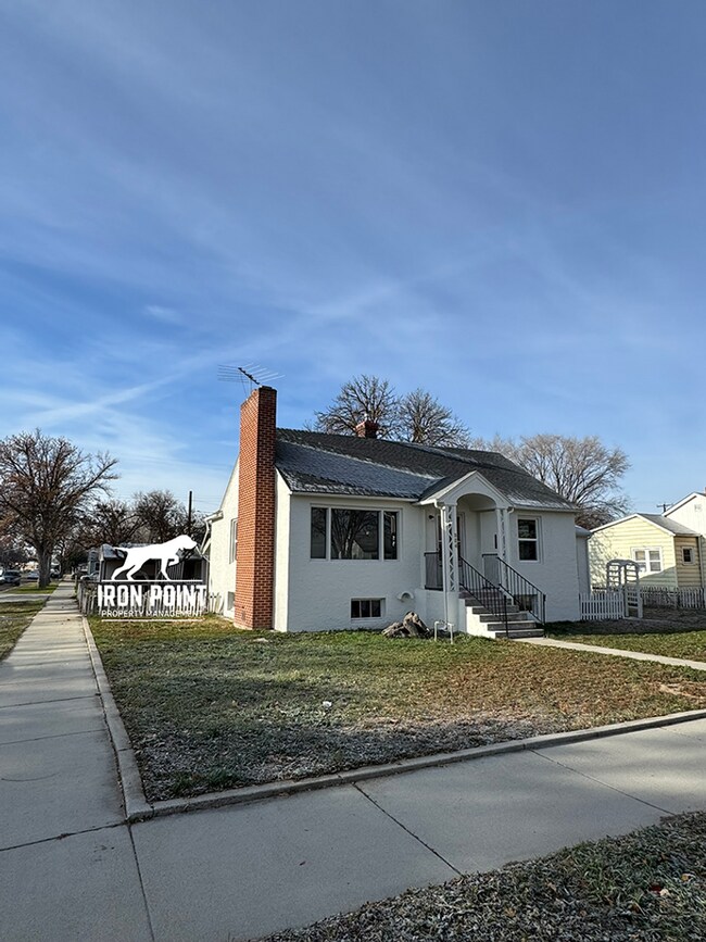 Foto del edificio - Renovated 3bed/2bath home w/gas fireplace, garage, near downtown Caldwell.