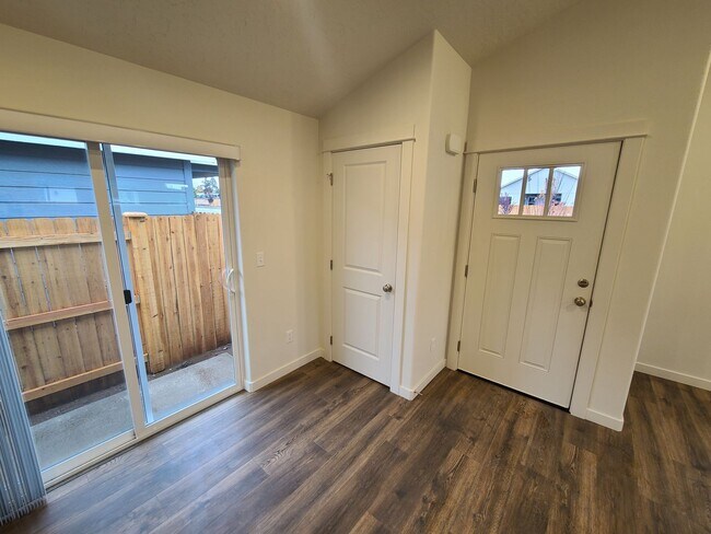 Foto del edificio - Newer Single Level 3 Bed/2 Bath in NW Redm...