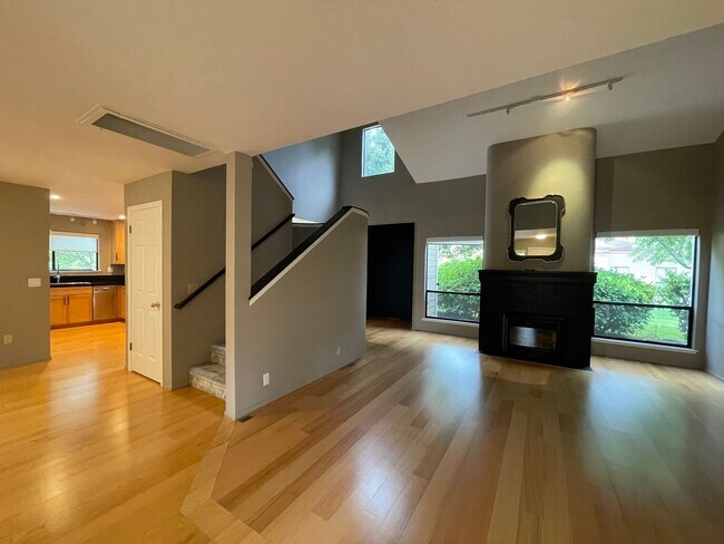 Building Photo - Beautiful End Unit Condo in Bennett Valley!