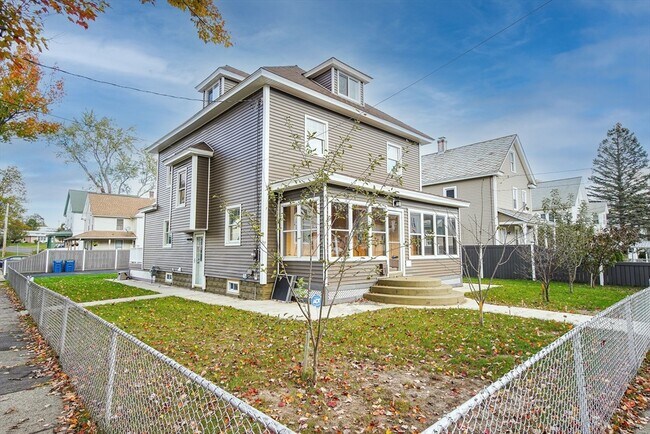 Building Photo - 76 Ashley St