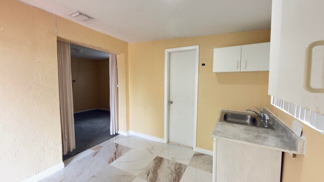 Building Photo - 2220 NW 23rd Ln