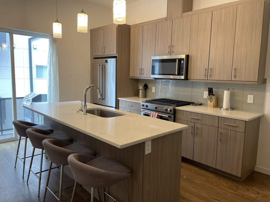 Primary Photo - 3071 W 16th Ave