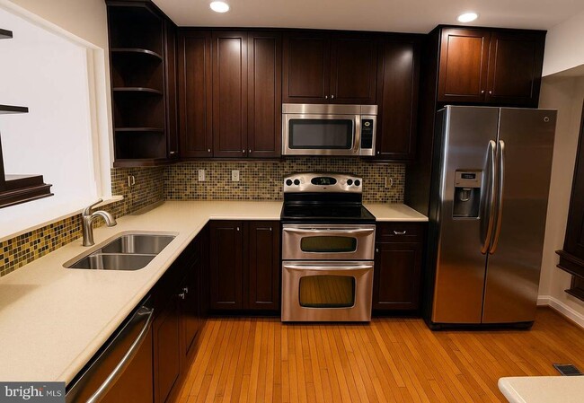Building Photo - 5105 King Charles Way