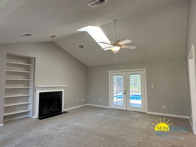 Building Photo - Beautiful Lakefront Home with a Pool