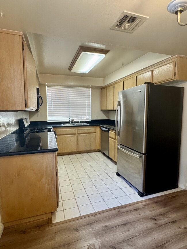 Foto del edificio - 451 S Oakland Ave