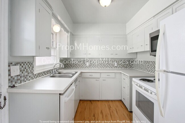 Foto del edificio - Delightful Two Bedroom Duplex In SE Portland - Fenced Yard!