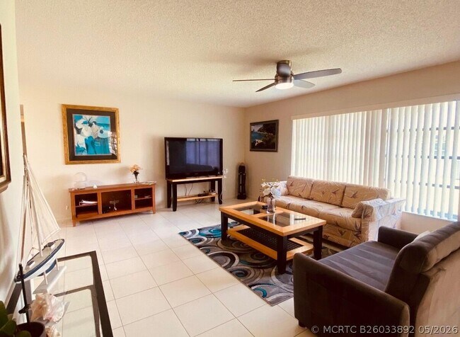 Foto del edificio - 5126 Lakefront Blvd