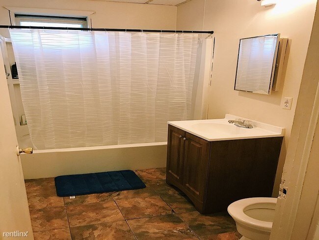 Building Photo - 4 br, 1 bath  - 157 Oak St