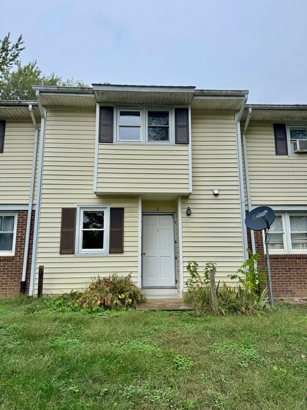 Primary Photo - Townhouse for Rent in Broadway