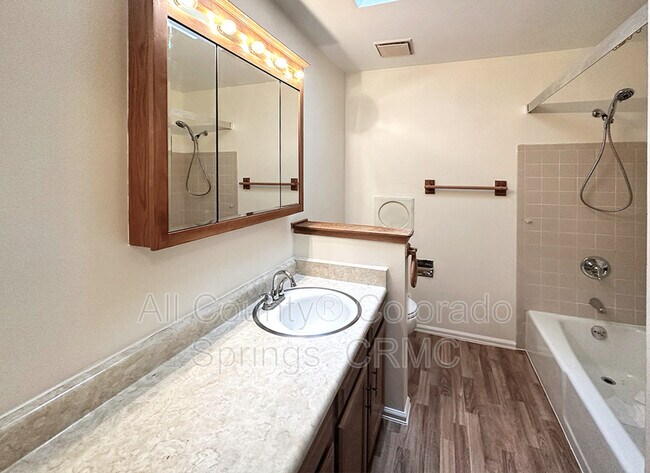 Foto del edificio - 2265 Montebello Dr W