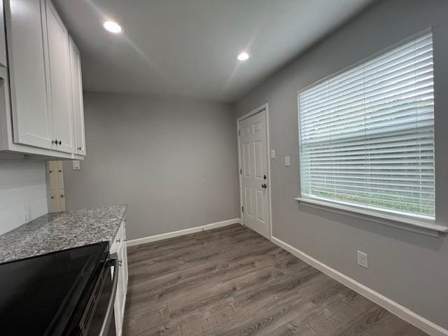 Building Photo - 304 N Oak St