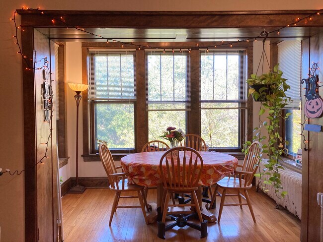 Sunroom - 1415 W Cuyler Ave