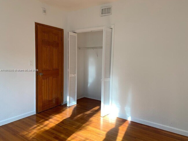 Foto del edificio - 7207 Bay Dr