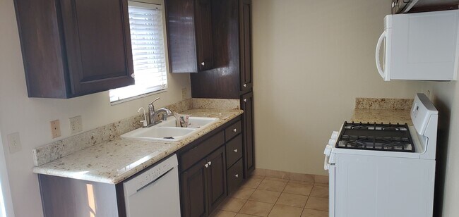 Building Photo - 16601 Regina Cir