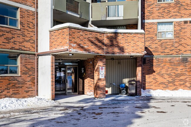 Photo du bâtiment - 3360 Paul Anka Drive