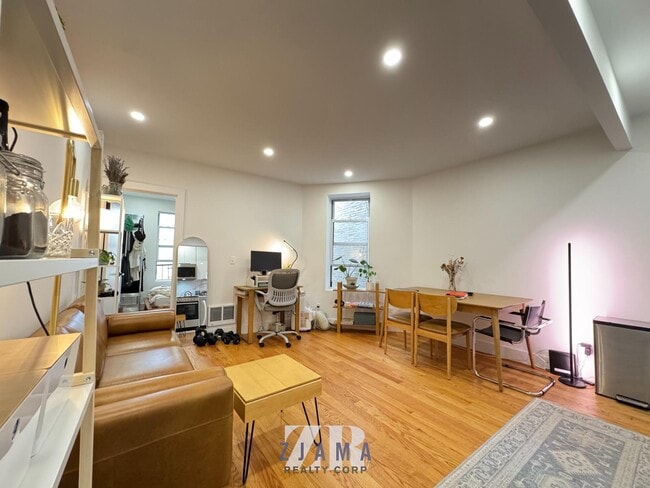 Building Photo - 457 Park Pl