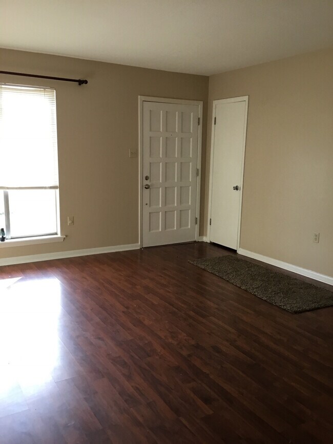 Building Photo - 3305 Fernway Dr