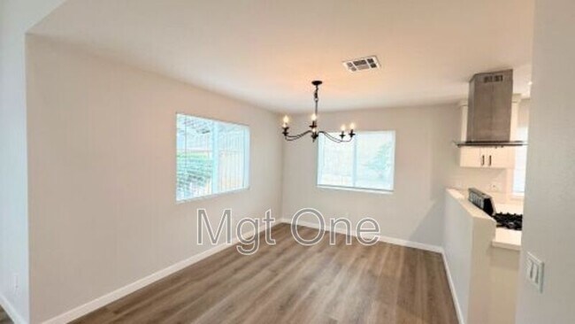 Foto del edificio - 1022 Blossom Hill Dr
