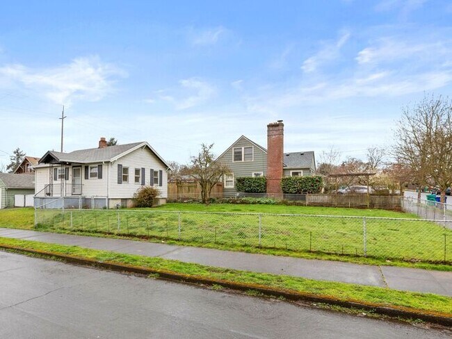 Building Photo - 2 bedroom, 1 bath now available in North P...