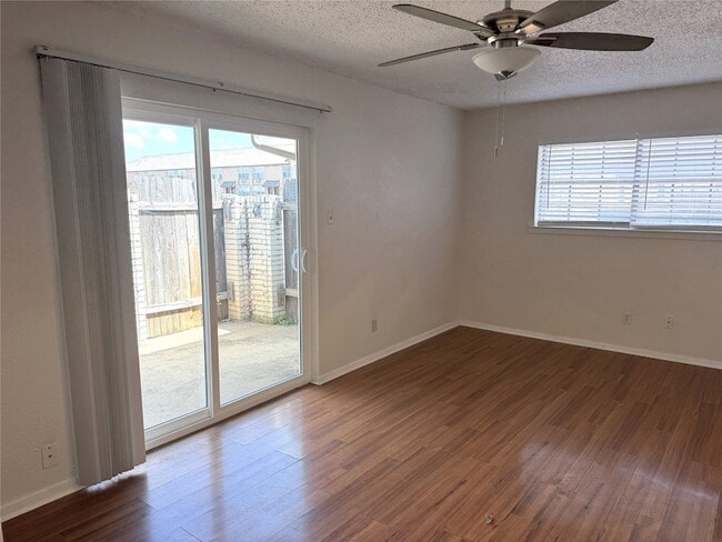 Building Photo - 726 E Pecan St