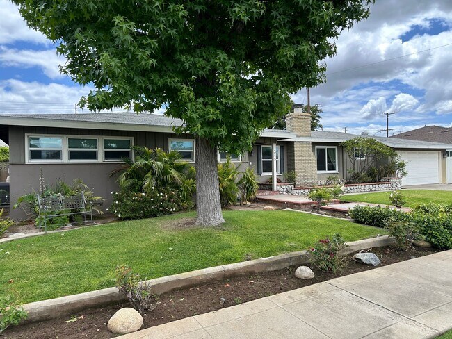Building Photo - Spacious and Well Maintained 3 Bedroom Home in Orange