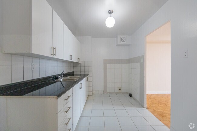 3 chambres, 2 salles de bain - 1150 pi2 - Cuisine - Humber Property Management (2667 & 2677)
