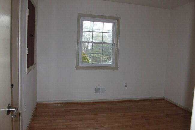 Building Photo - 8603 Hilltop Rd
