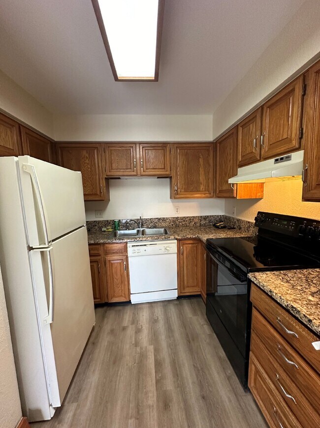 Foto del edificio - Charming 2 Bedroom Condo in North Evergreen!