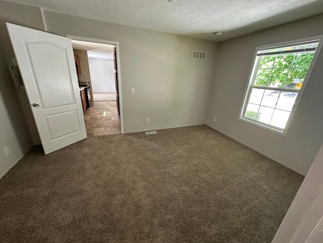 Building Photo - 3 bed/2 bath for less than apartment rent