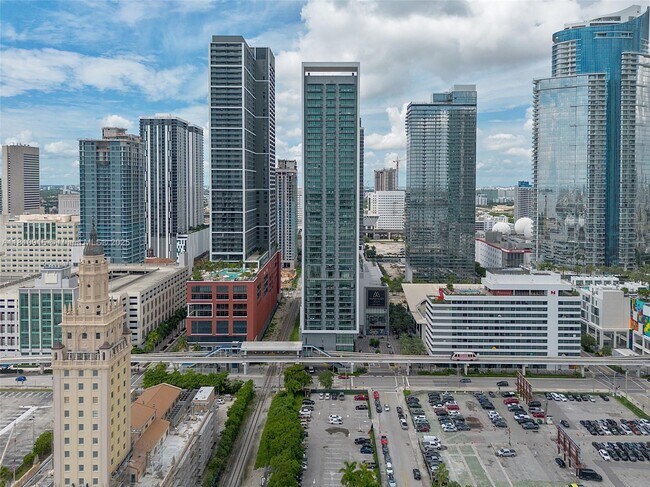 Foto del edificio - 601 NE 1st Ave