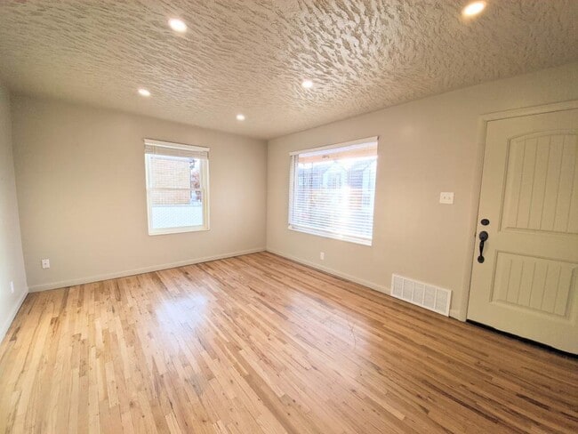 Foto del edificio - 3854 Jefferson Ave