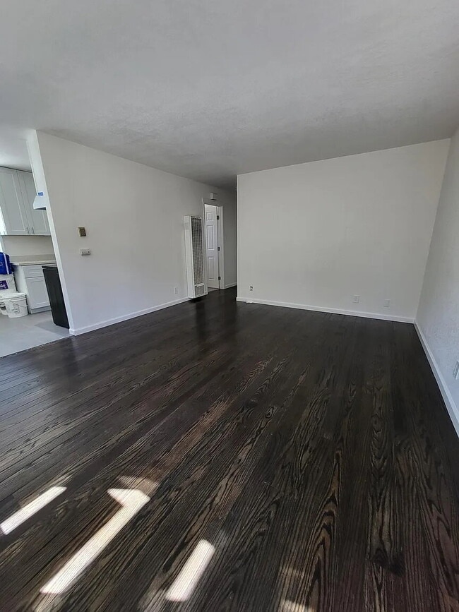 Building Photo - "Charming Berkeley 1-Bedroom Apartment Retreat – Cozy 580 Sq Ft Living!"