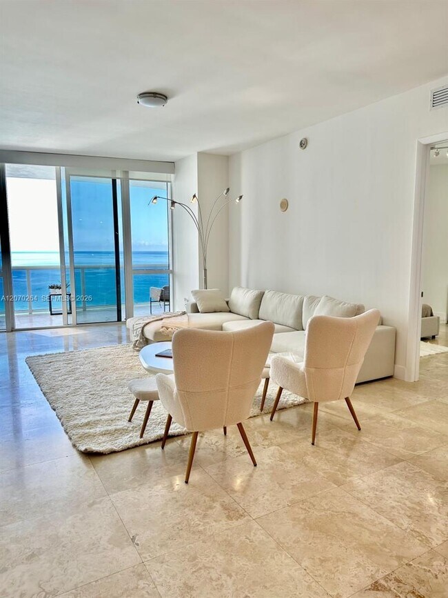 Foto del edificio - 15811 Collins Ave