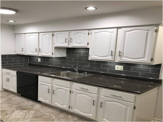 Building Photo - 18 John St