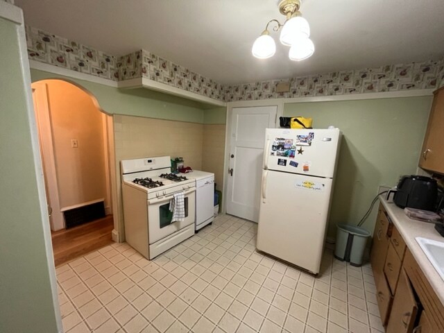 Kitchen - 1614 E Menlo Blvd