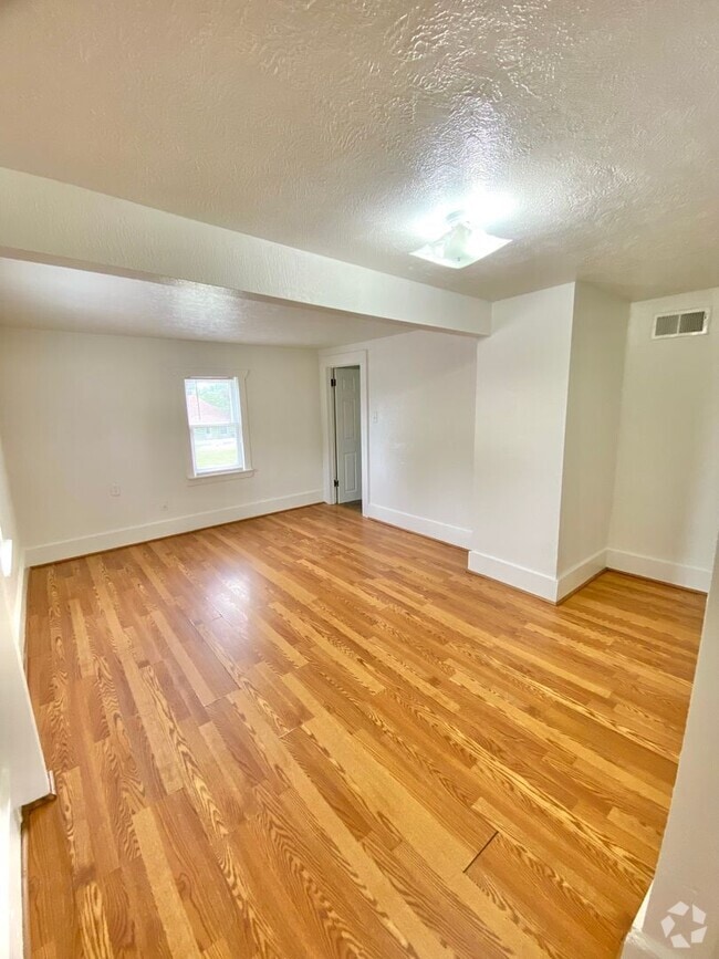 Building Photo - 505 W Oak St