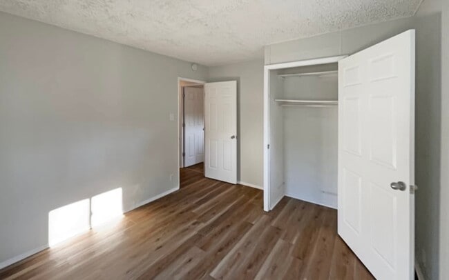 Building Photo - 19 Crestview Dr