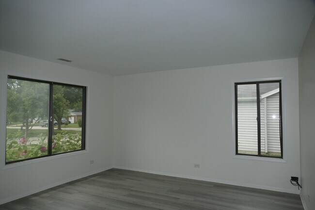 Foto del edificio - 1076 Crestwood Ln