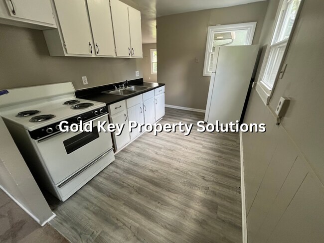 Building Photo - 3 BR 2 Full BA Ranch Style House with Gara...