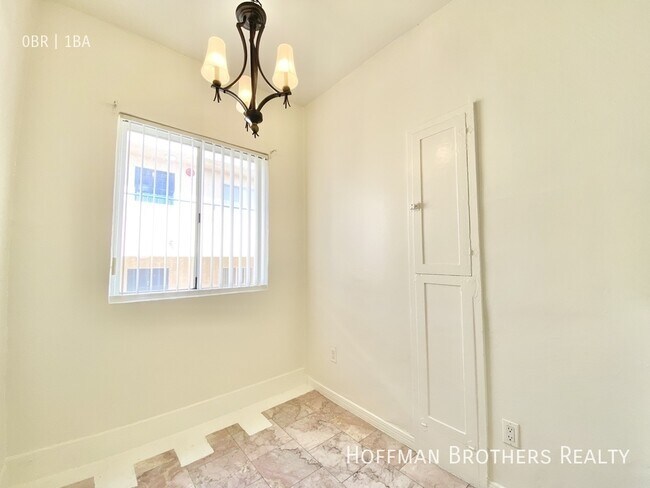 Foto del edificio - 4852 Rosewood Ave